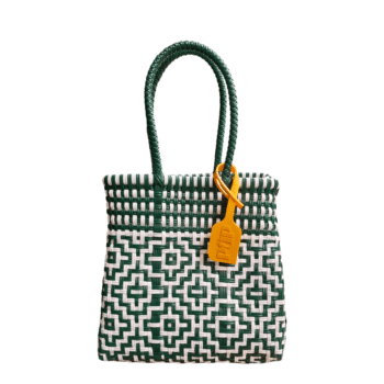 Sac cabas à motifs géométriques en treillis vert et blanc, avec des poignées vertes.
