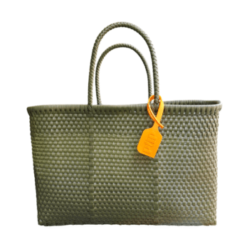 Sac fourre-tout tissé vert olive avec deux poignées et une étiquette suspendue attachée à l’avant.