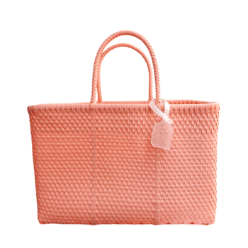 Sac fourre-tout tissé de couleur saumon avec deux poignées et une étiquette suspendue.
